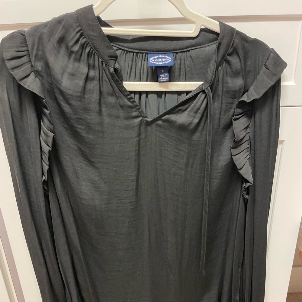 Blouse perfect for work or with jeans at night.